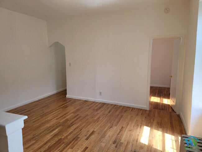 Building Photo - 681 Melrose Ave