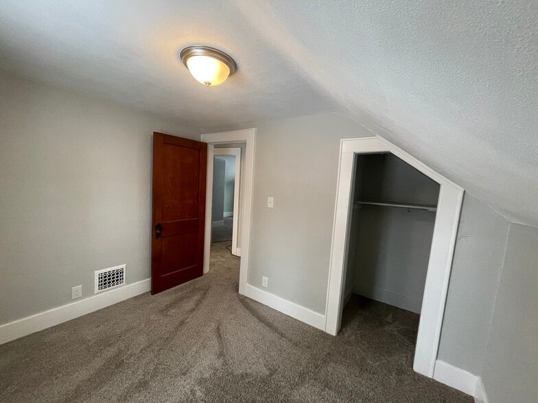 Building Photo - 104 Lynhurst Ave