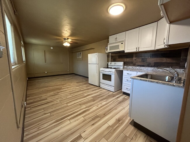Building Photo - Beautiful Newly Remodeled Rear House Effic...