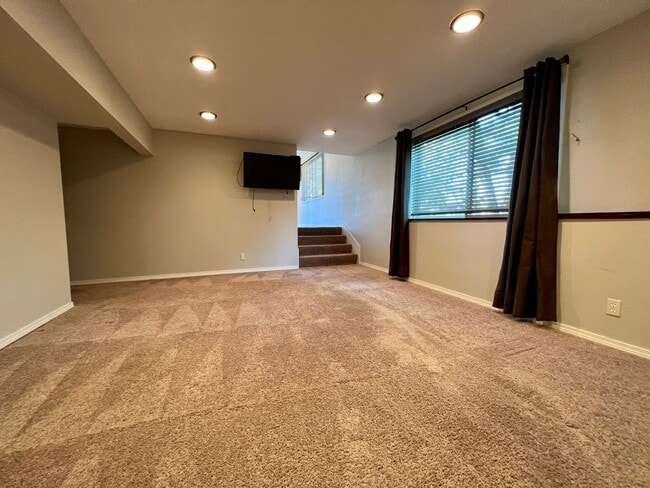 Building Photo - Charming and Spacious Home in a Convenient Gresham Location!