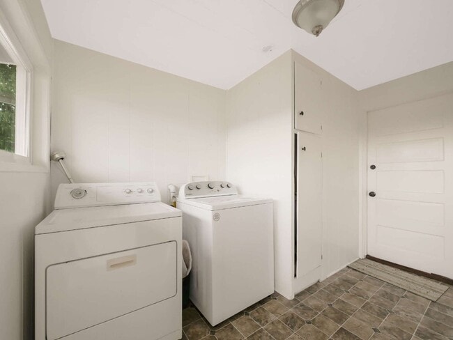 Building Photo - 3 Bed and 1 Bath Beautiful Duplex is Available for Rent!