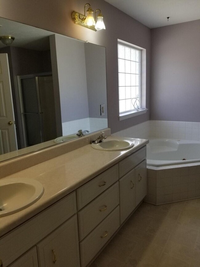 Building Photo - 2012 Sylvan Lake Dr