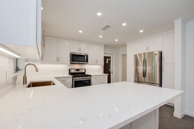 Building Photo - 8939 Rockhurst Dr