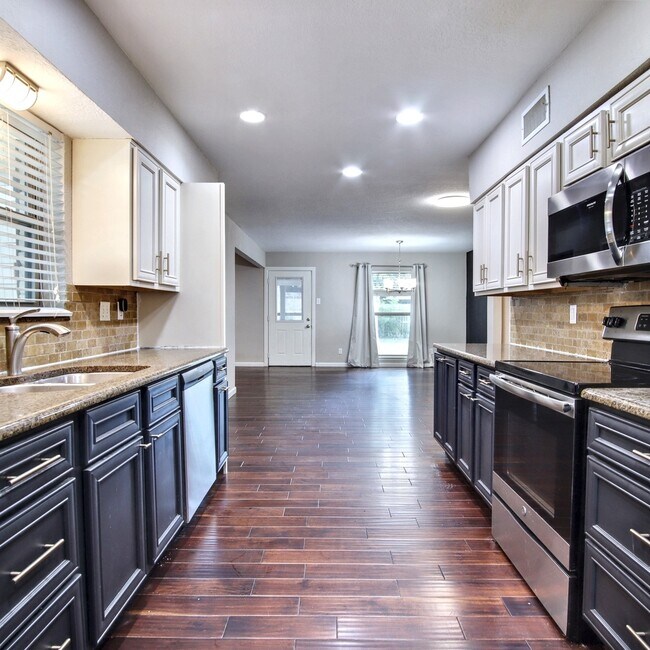 Building Photo - 1520 Sunnybrook Dr