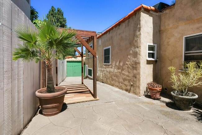 Building Photo - Luxury Living in the Heart of Kensington -...