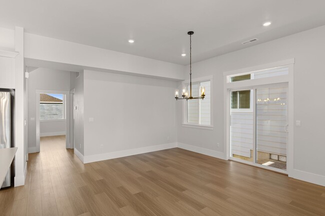 Building Photo - 4 Bedroom/2Bathroom in the Axiom at River ...