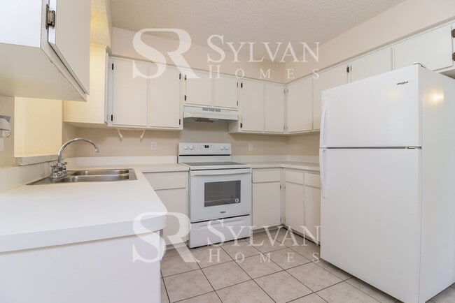 Building Photo - Enjoy one-level living at its best