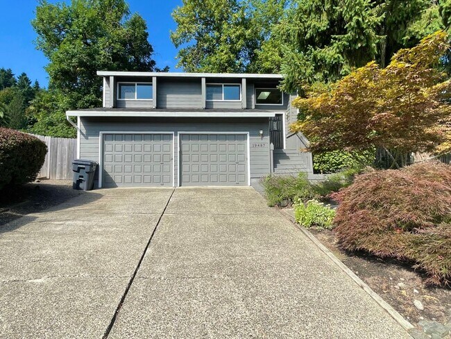 Building Photo - SPACIOUS 4 Bed/3 Full Bath Home in West Linn
