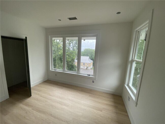 Building Photo - 313 W Rock St