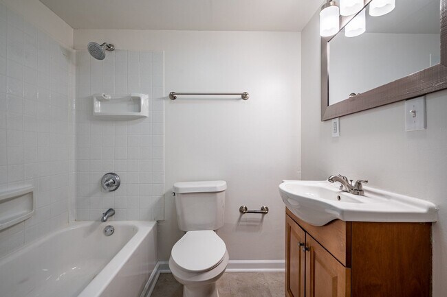 Building Photo - Stunningly renovated 4 bedroom 3 bathroom ...