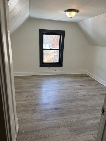 Building Photo - 27 Lilac St