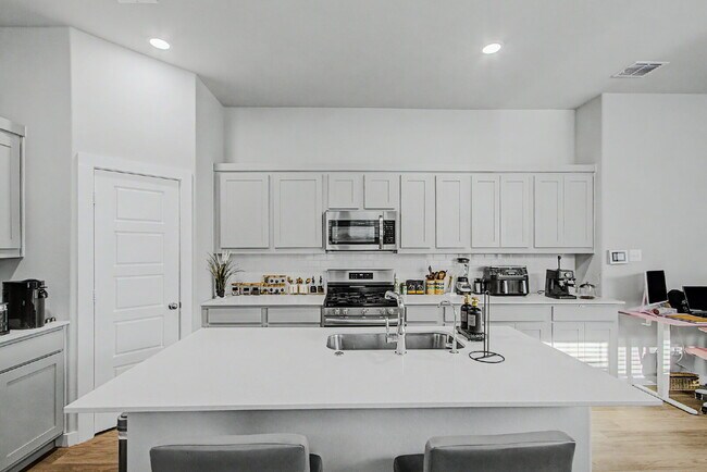 Building Photo - Experience Princeton Lifestyle