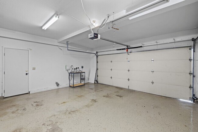 Building Photo - 5 Bedroom 5.5 Bathroom Pool Home in Encino