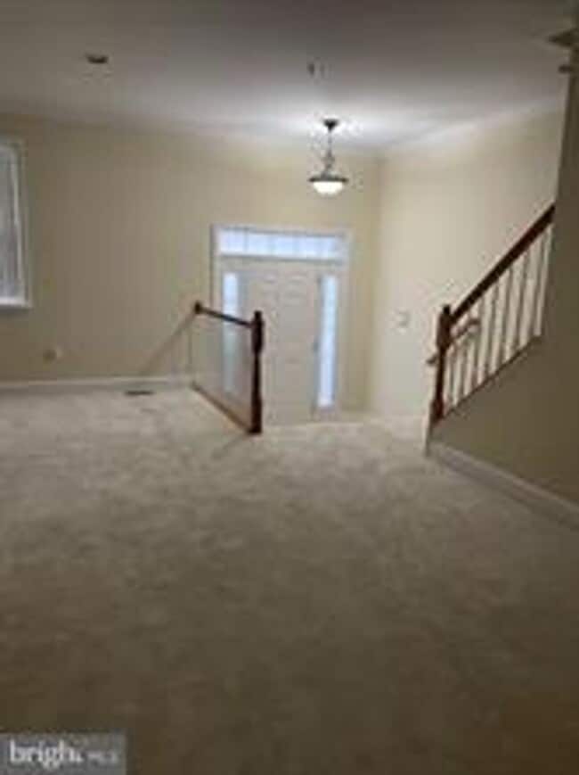Building Photo - END UNIT TOWNHOUSE WITH 2 CAR GARAGE, 4 BEDROOMS AND 3.5 BATHS..FINISHED REC ROOM