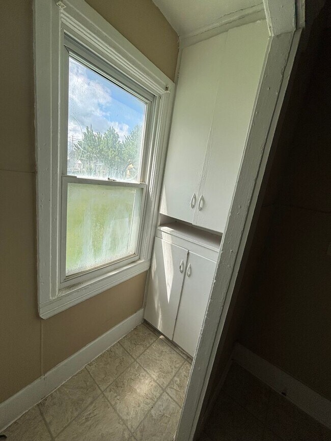 Building Photo - Section 8 welcome, 3 bedrooms 1 Bath. Spac...