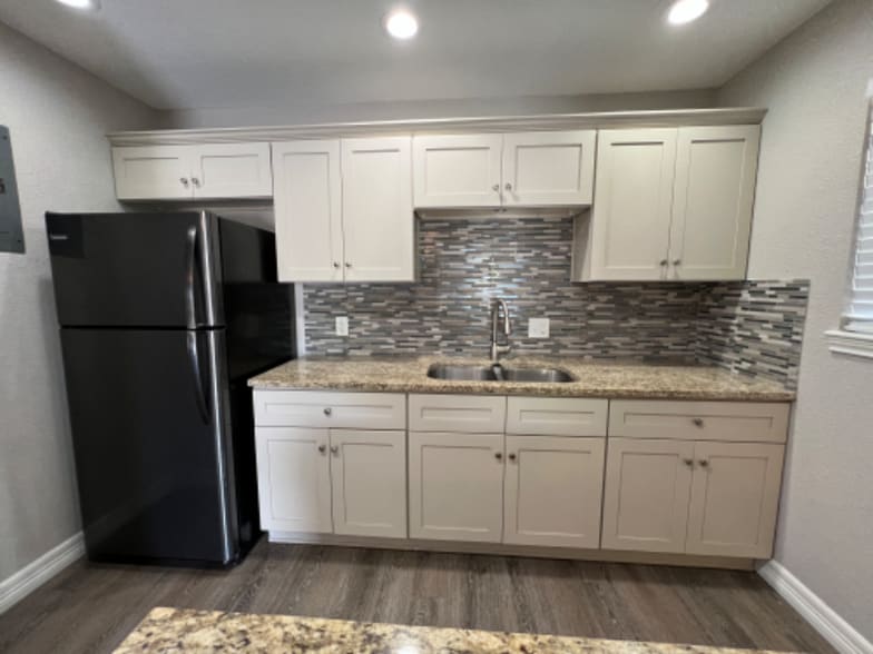 Building Photo - 1232 E Live Oak Rd