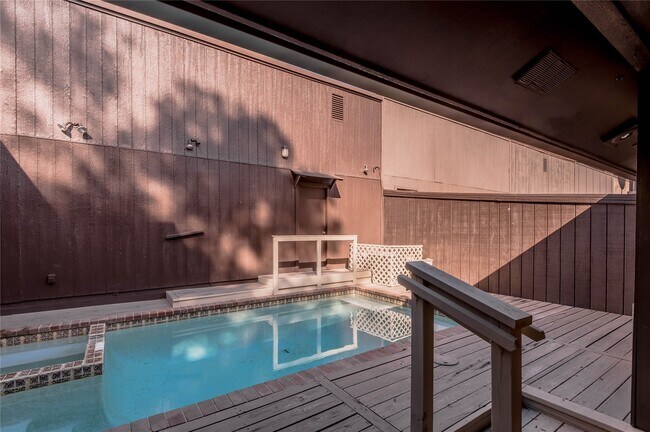 Building Photo - 514 Hickory Dr