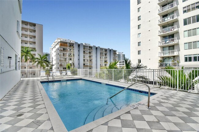 Building Photo - 1331 Lincoln Rd