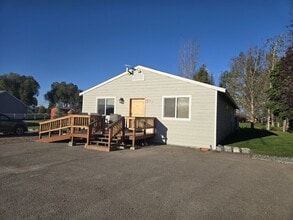 Building Photo - Avail Sept 14th thru May 31st.  Fully furnished w/ internet & utilities included