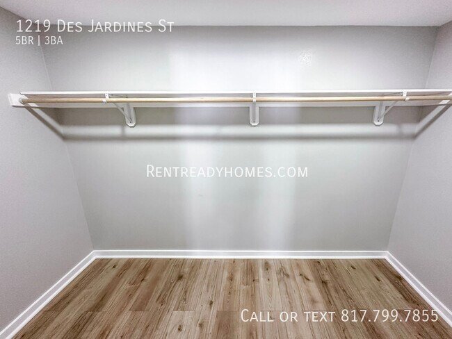 Building Photo - 1219 Des Jardines St