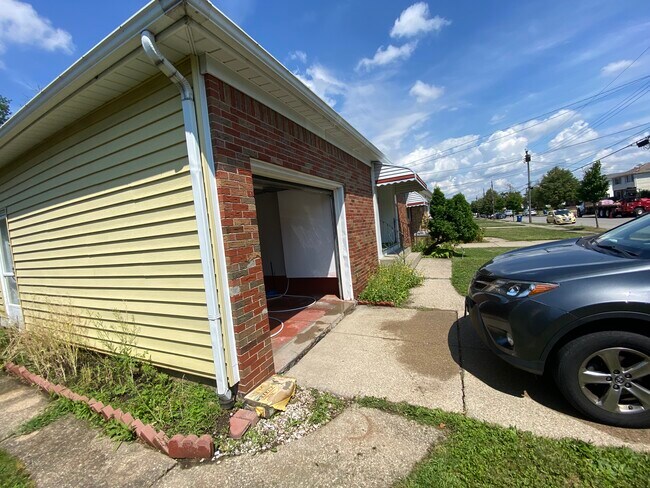 Building Photo - 406 Callodine Ave