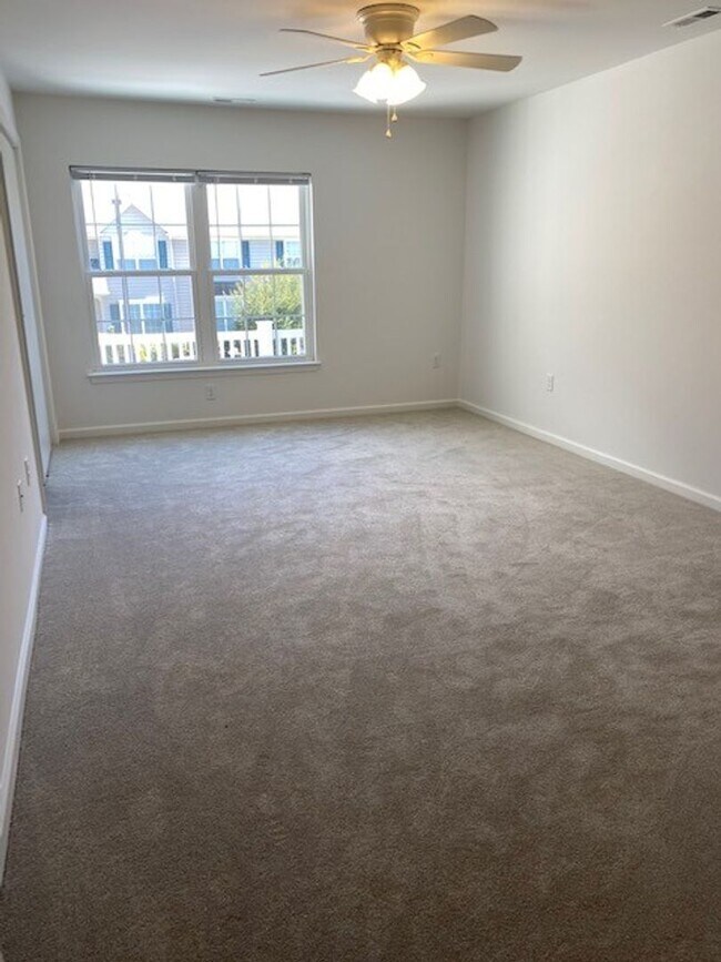 Building Photo - Available NOW! 2 bedroom condo in Bristol ...