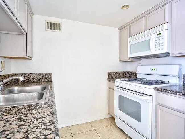 Building Photo - Comfortable 1-Bedroom Condo in Gated Palmi...