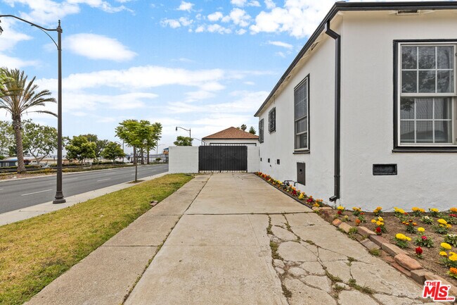 Building Photo - 9829 S 7th Ave
