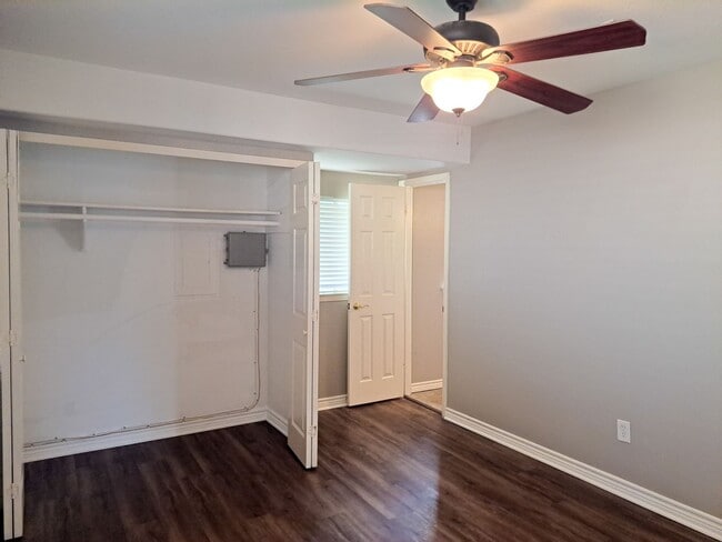Building Photo - 3 Bedroom / 2 Bath / 2 Car Garage