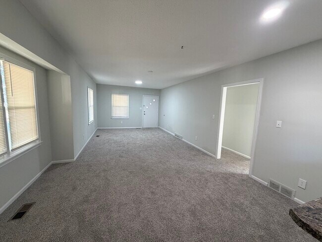Building Photo - Move in Special - 3bed 2 bath in KCK off Turner and I-635