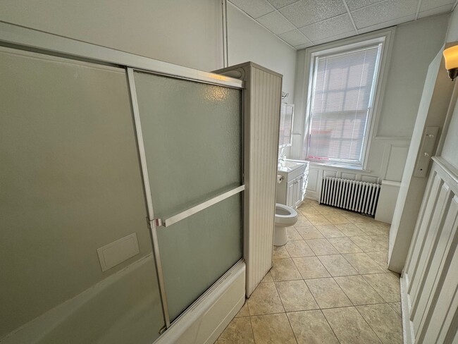 Building Photo - Old World Charm Second-Floor Apartment - Limted Time Offer