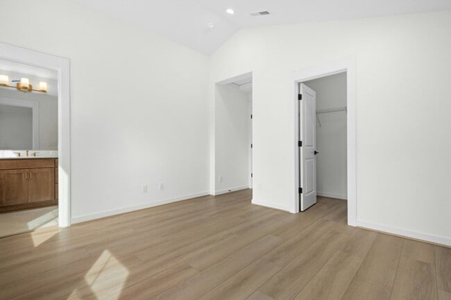 Building Photo - 3bd/2.75ba Redmond Home