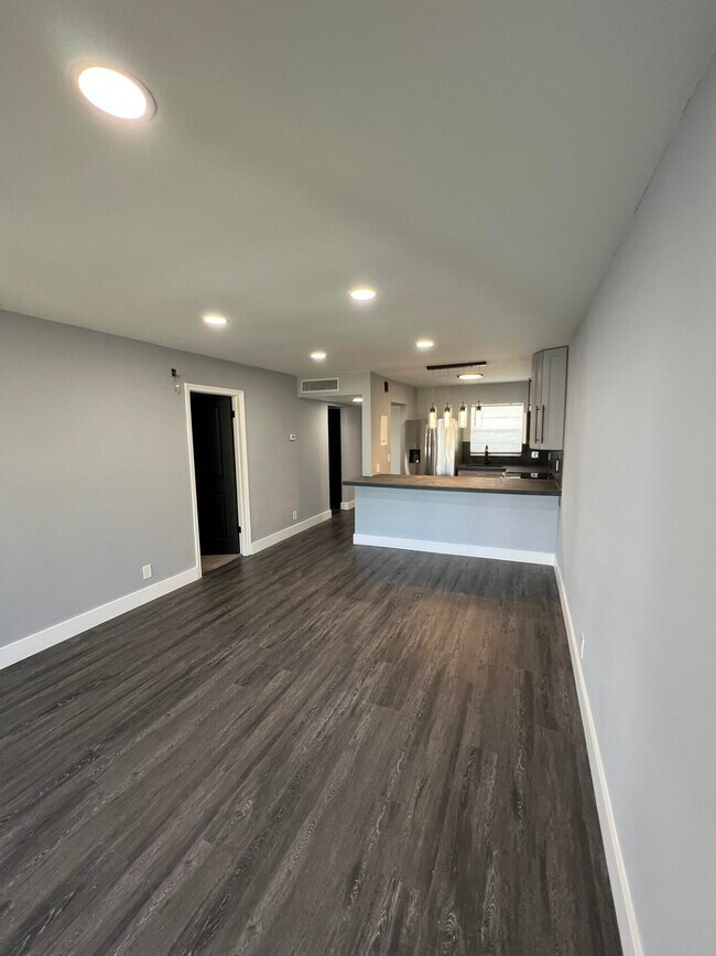 Building Photo - 1630 Embassy Dr