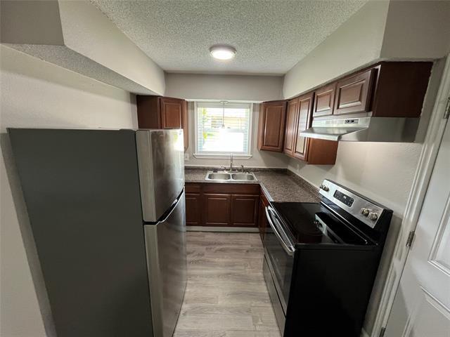 Building Photo - 2434 Lakeshore Dr