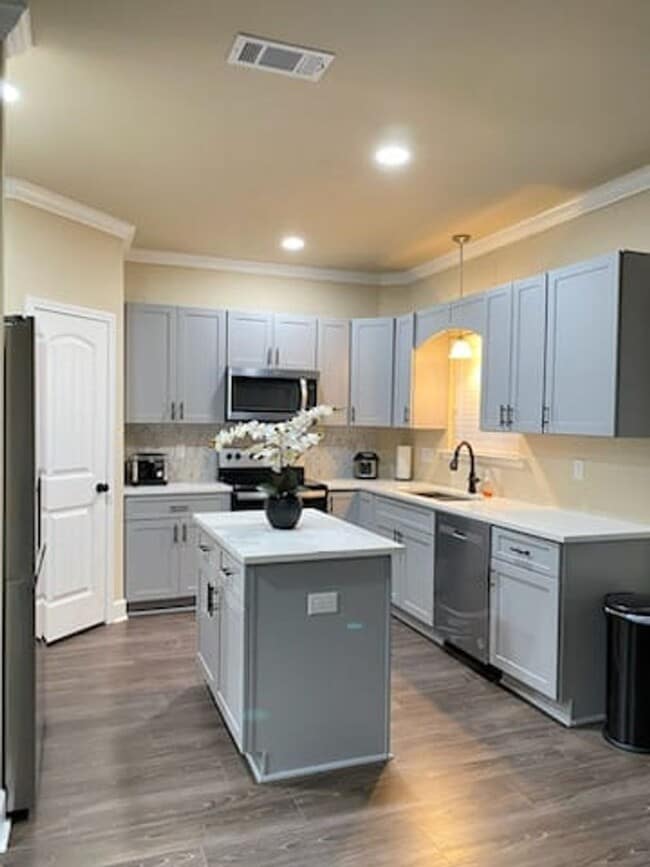 Building Photo - Available NOW  Fully Furnished in Orchard ...
