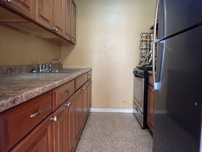 Building Photo - 405 Halsey St