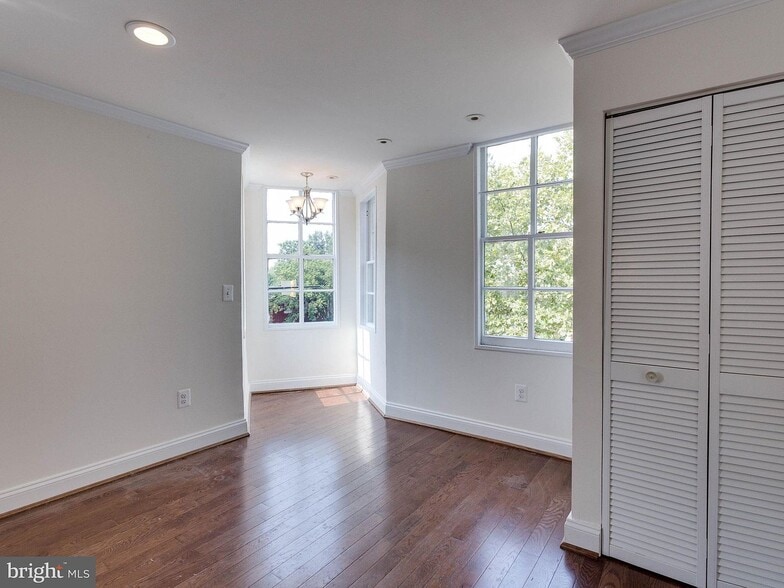 Dining / Reading Nook - 322 S Washington St