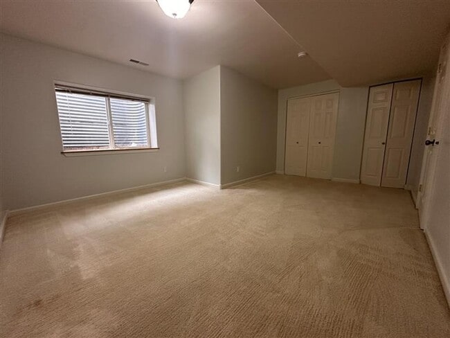 Building Photo - Three Bedroom - Low maintenance, west-end,...