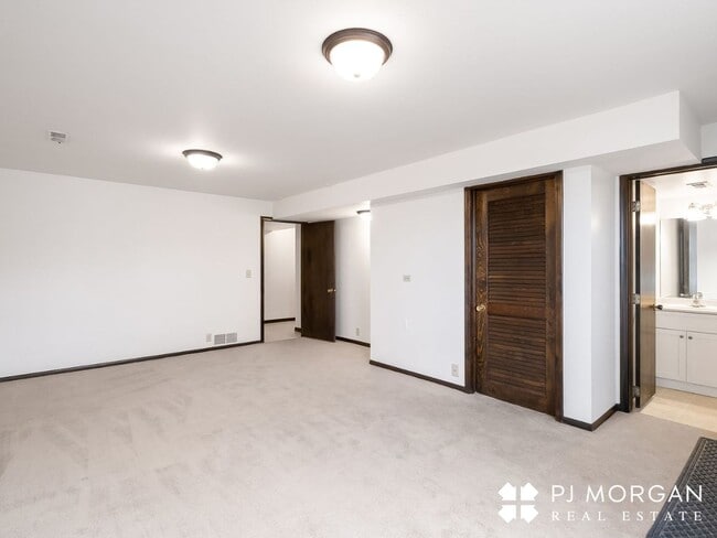 Building Photo - 3 Bed 3 Bath Duplex - Available now