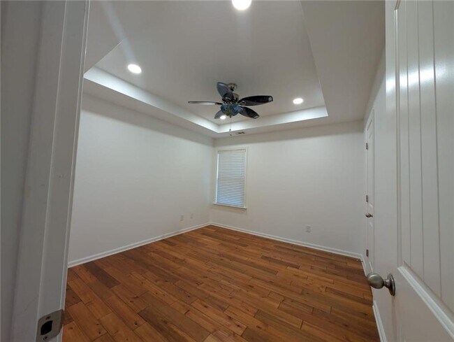 Building Photo - 2545 Manor View