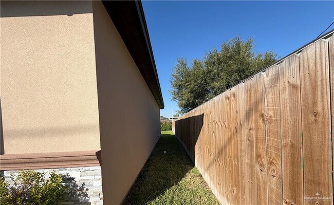 Building Photo - 12 E Wells St