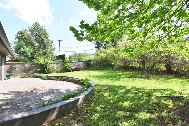 Building Photo - Mid Century Modern home in the Patrick Hen...