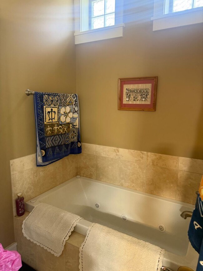 Building Photo - Rare Find- Home for Rent in the Knolls Community