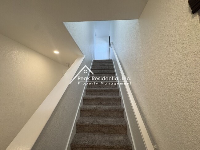 Building Photo - Great 4 Bd/2.5Ba Duplex with 1 Car Garage!
