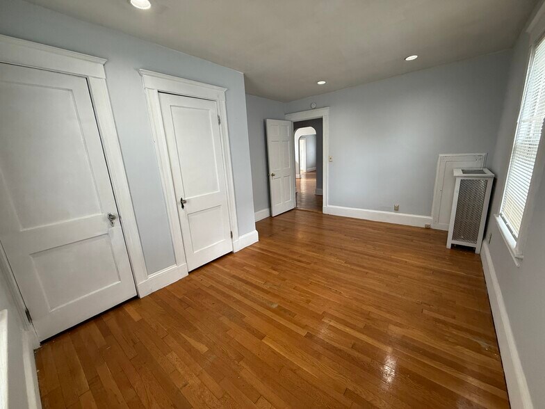 Building Photo - 527 Gallivan Blvd