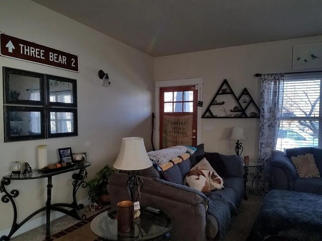 Building Photo - Adorable single-level 3x2 in desirable Fox...