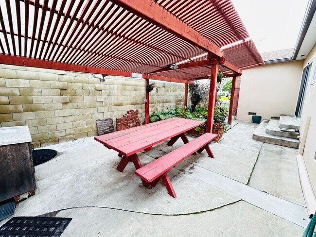 Building Photo - Naples Island Gem!