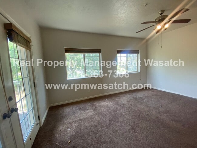 Building Photo - Cute 3 Bedroom 2 Bath Condo with a View!