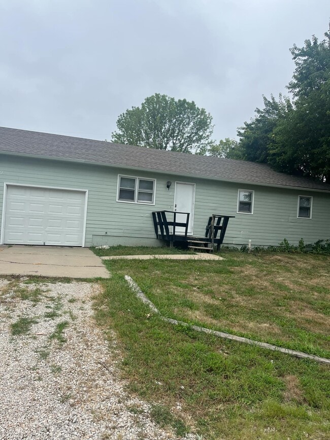 Building Photo - 230 NE 85th Rd