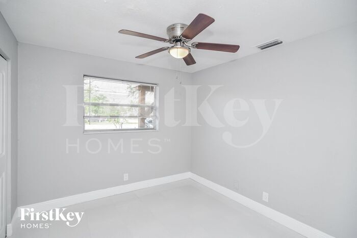 Building Photo - 2118 SW 31st Ave